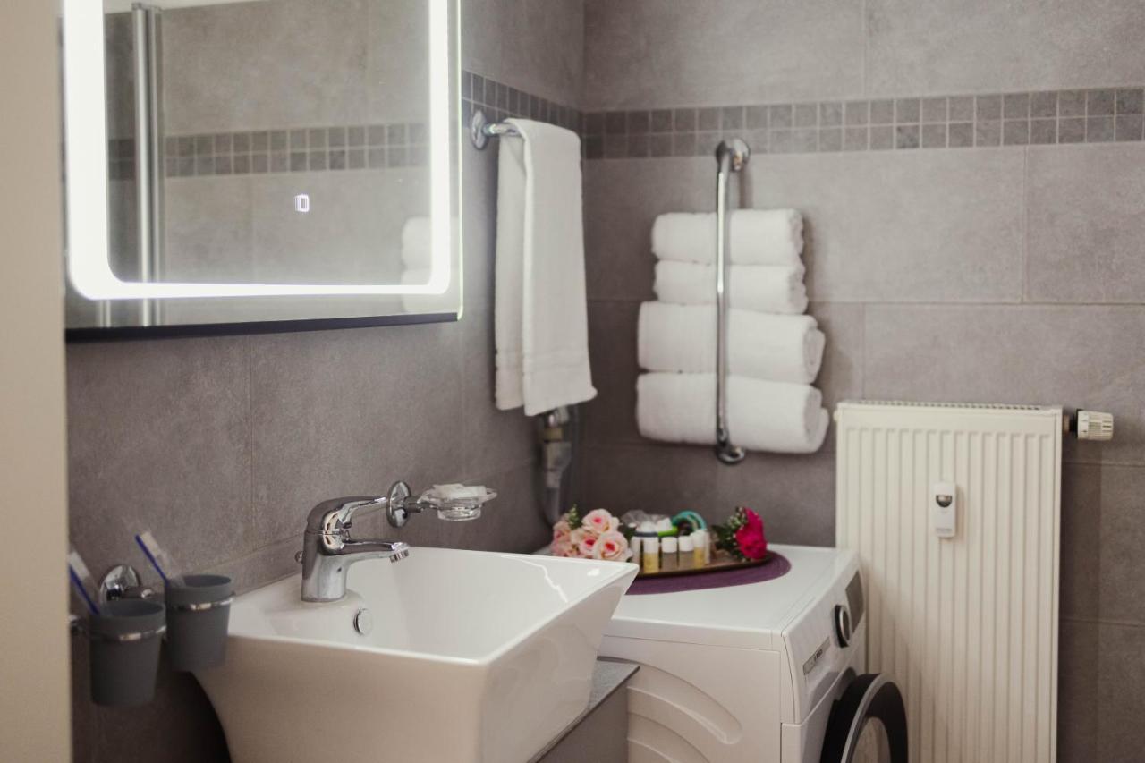 Exklusive Ferienwohnung Arthur In Zentraler Bestlage Von Zeitz! Vollausgestattet, Fahrstuhl, Magenta-Tv, Highspeed Wlan Buitenkant foto