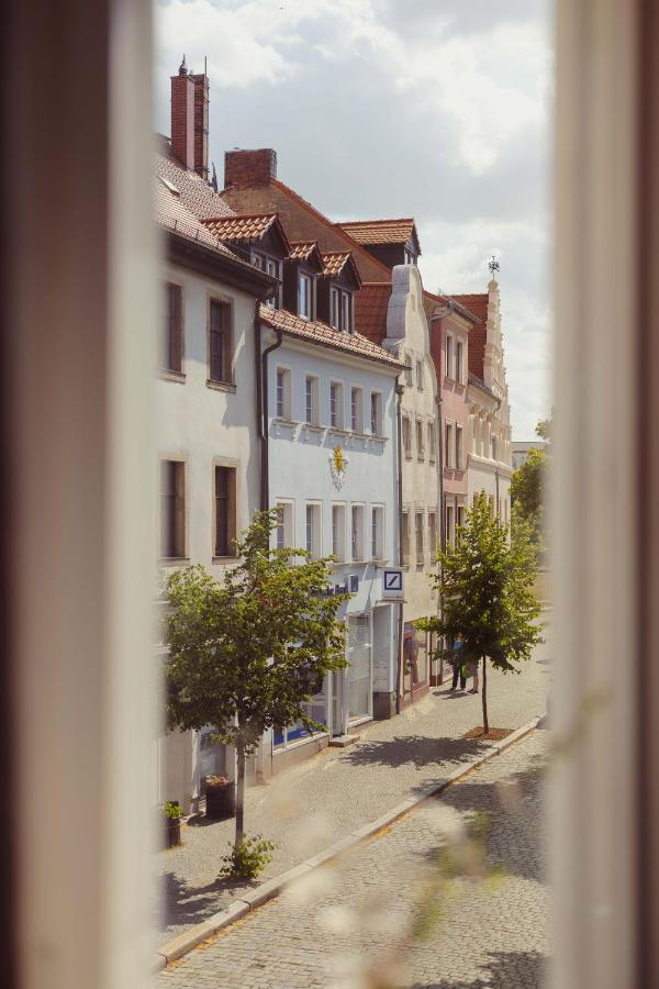 Exklusive Ferienwohnung Arthur In Zentraler Bestlage Von Zeitz! Vollausgestattet, Fahrstuhl, Magenta-Tv, Highspeed Wlan Buitenkant foto